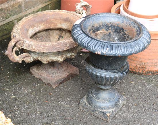 2 cast iron pots